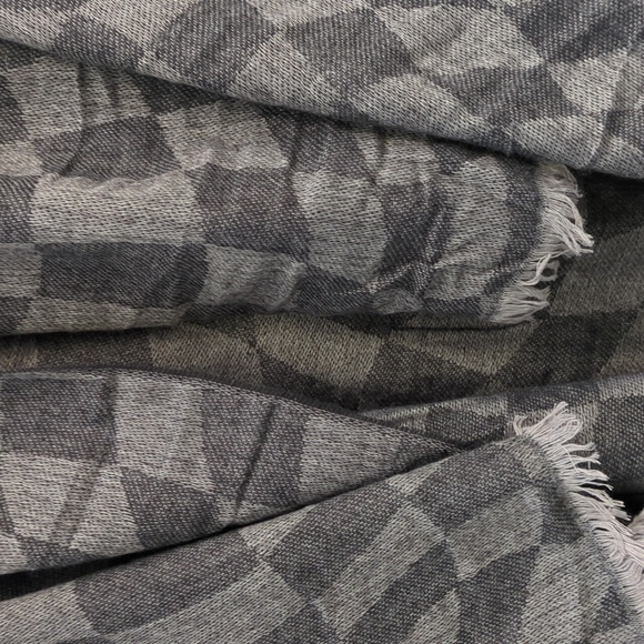 Chic Checkered Scarf NWOT - Picture 7 of 9